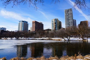 Obraz premium Cold winter January landscape view of east side of the city of Milwaukee, Wisconsin. 