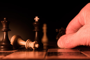 Scacchi fotografati su una scacchiera