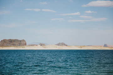 Fototapeta na wymiar Lac Powell - Lac artificiel situé entre l'Arizona & l'Utah