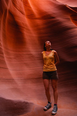 Femme contemplant les merveilles de la nature à Antelope Canyon - 