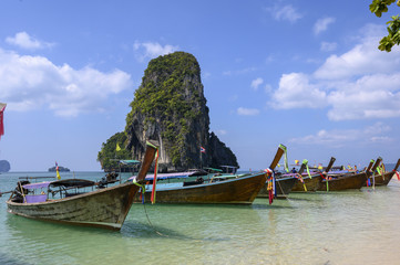 Longtail boats sur la mer d'Andaman