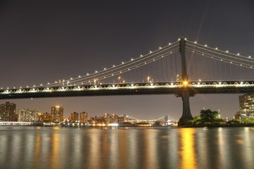 Naklejka premium Manhattan Bridge at night