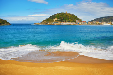 Obraz premium Scenic view of La Concha beach in San Sebastian, Spain