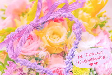 Bunte Blumen mit Schild und Herz aus Lavendel Gratulation zum Valentinstag	