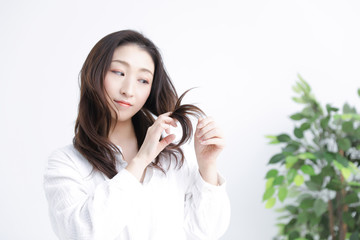 ダメージヘアに悩む女性