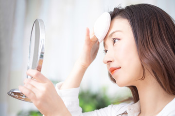 メイクする女性