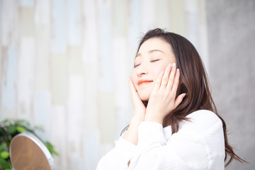 スキンケアする女性