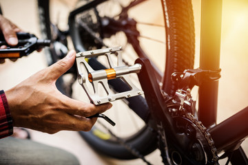 Changing bicycle pedals