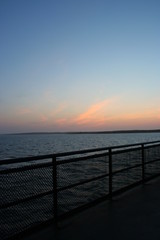 Obraz premium dusky gradient sunset sky reflected in martha's vineyard ocean