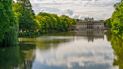 Fototapeta na wymiar Warsawa, park Belvedere with old beautiful house