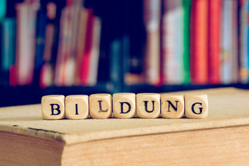 Ein Buch in einer Bibliothek und die Bildung