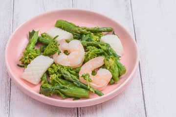 春の味覚　海老と菜の花の炒め物