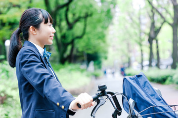 Plakat 自転車を押す女子学生