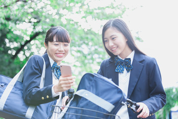 スマートフォンを見せる女子学生