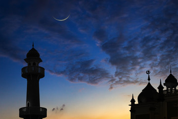 Obraz premium silhouette of mosque at sunset and crescent moon