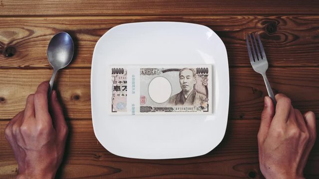 白いお皿に置かれた日本円の札束