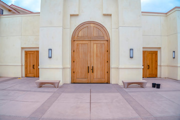 Obraz na płótnie Canvas Arched wooden entrance door to a church