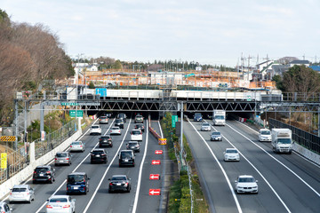 神奈川県の大和トンネル付近Uターンラッシュで混雑する東名高速道路