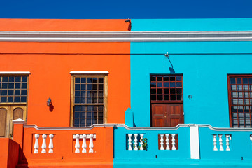 Fototapeta na wymiar Colored houses in Bo Kapp, a district of Cape Town, South Africa known for it's houses painted in vibrant colors