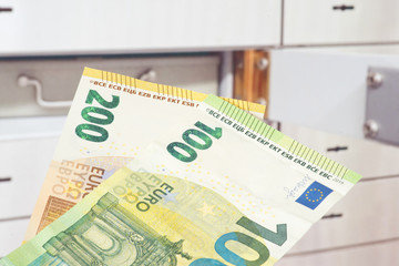 Euro Geldscheine und ein Tresor in der Bank