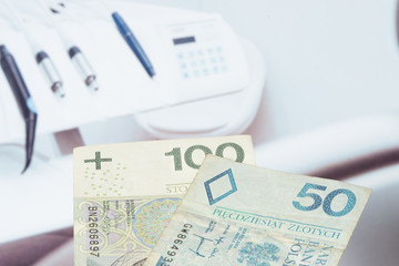 Praxis von einem Zahnarzt und Banknoten Polnische Zloty PLN