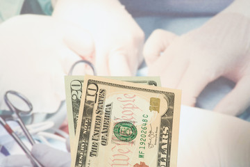 Eine Operation im Krankenhaus und Dollar Geldscheine