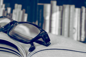 Eine Brille und ein Buch