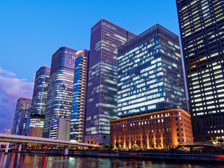 Fototapeta na wymiar 夕暮れの水都大阪 中之島の高層ビル群