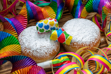 Pfannkuchen (Berliner) mit Puderzucker und Partydekoration