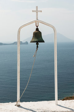 Glocke vor Meereshintergrund, Insel Milos, Griechenland