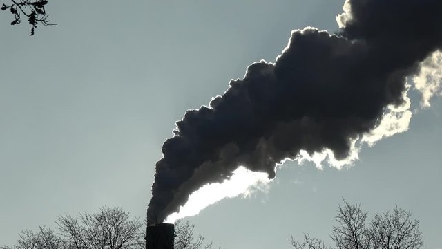viel Rauch tritt aus dem Schornstein aus und verschmutzt die Umwelt