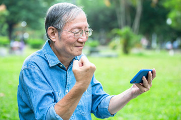 Fototapeta premium elder man win mobile game