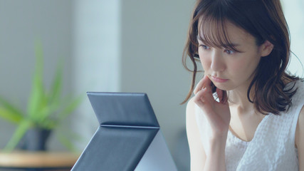 肌荒れを気にする女性
