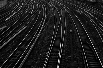 Eisenbahn Schienen Gleise Kurven Weichen Signale schwarz weiß Kontrast Hamburg Hauptbahnhof...