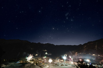Sternenhimmel zu Silvester mit Feuerwerk