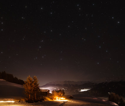 Sternenhimmel zu Silvester mit Fackeln am Boden