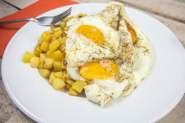 oeufs au plat et pommes de terre rissolées