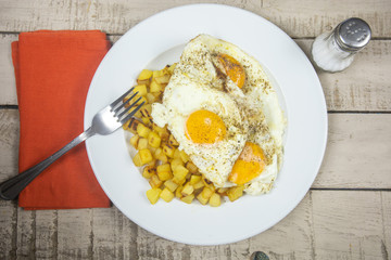 oeufs au plat et pommes de terre rissolées