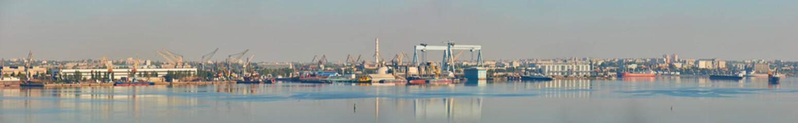 Fototapeta na wymiar Industrial areas of the shipbuilding yard.