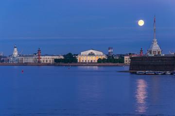 Fototapeta na wymiar the waters of the Neva river from the historic buildings on the waterfront under a full moon