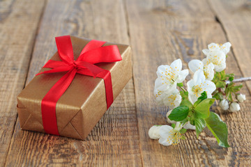 Obraz na płótnie Canvas Gift box with flowers on the wooden background.