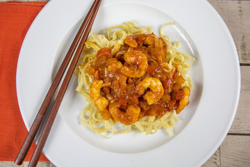 crevettes sauce aigre-douce et nouilles