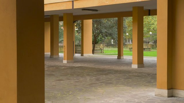 man disappears, reappearing on opposite site - pacman effect