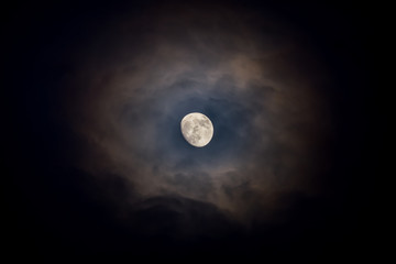 Obraz premium Waxing moon encircled by clouds