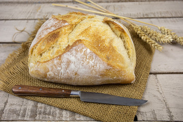 boule de pain sur une table en bois