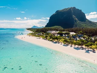 Fotobehang Le Morne, Mauritius Luxestrand met berg in Mauritius. Strand met palmen en kristalheldere oceaan. Luchtfoto