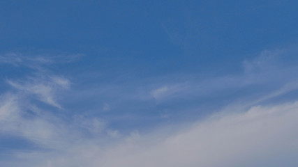 Obraz premium Fluffy white clouds on blue sky 