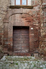 Fototapeta na wymiar Vecchia porta in legno