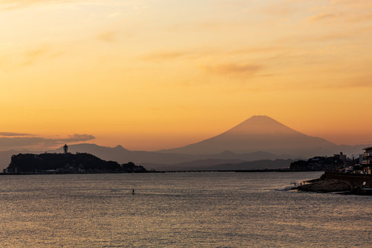 稲村ケ崎から江ノ島と富士山の夕日」の写真素材 | 135件の無料イラスト