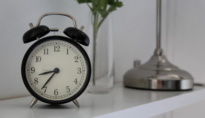 Orologio vintage sulla mensola vicino al letto - sveglia © Alfons Photographer